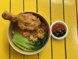 Hình ảnh Mì trộn đùi gà rán