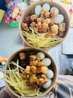 Hình ảnh Bánh tráng trộn phơi sương tỏi mỡ hành vụn bò cay( đặc biệt)