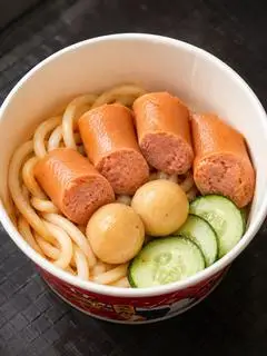 Hình ảnh Mì trộn Udon sa tế xúc xích cá viên