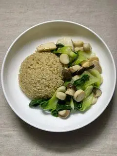 Hình ảnh Cơm ức gà rau xào nấm