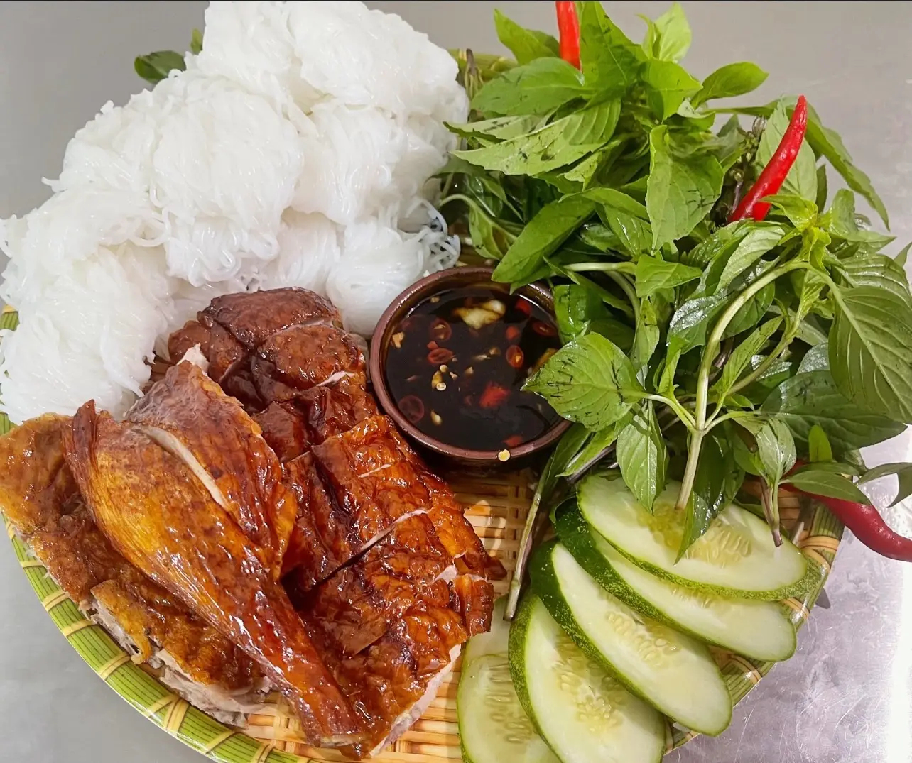 Hình ảnh Bún vịt quay chấm