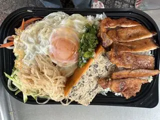 Hình ảnh cơm sườn bì trứng chả 