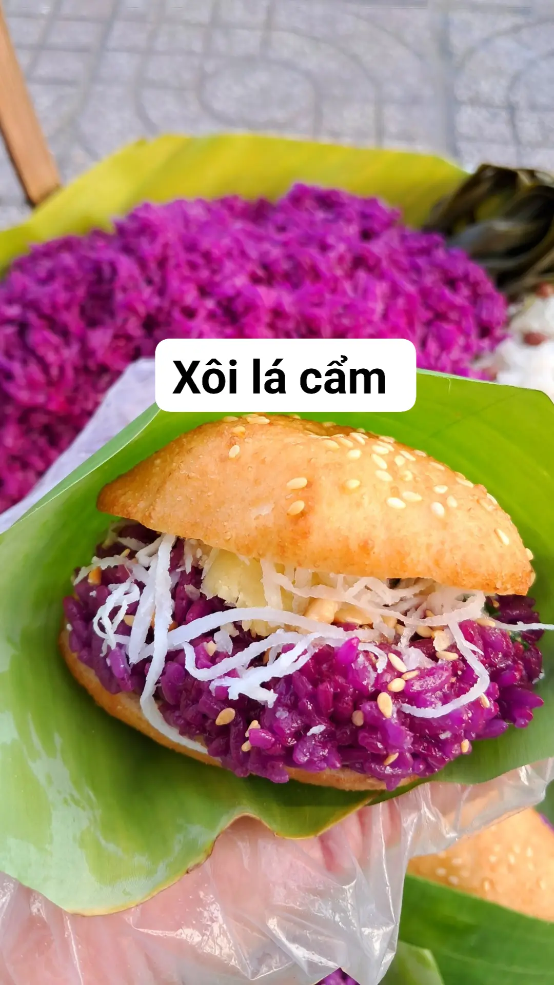 Hình ảnh xôi lá cẩm kẹp bánh tiêu