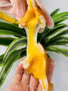 Hình ảnh Bánh tiêu nhân phô mai trứng muối