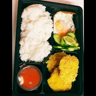 Hình ảnh cơm nem chiên xù+trứng ốp la 
