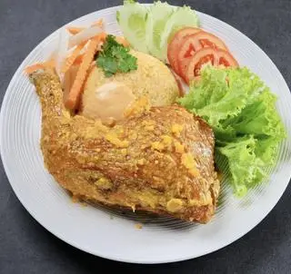 Hình ảnh Cơm Chiên Gà Sốt Bơ Tỏi 