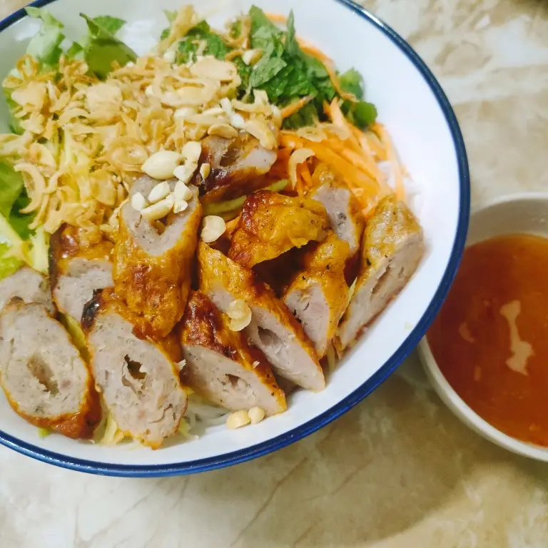 Hình ảnh Bún Trộn Nem Nướng 