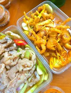Hình ảnh Combo 1 hộp lớn sả tắc - 1 hộp lớn sốt Thái