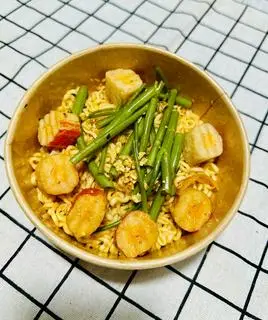 Hình ảnh Mì trộn mắm tỏi viên cua hoàng đế