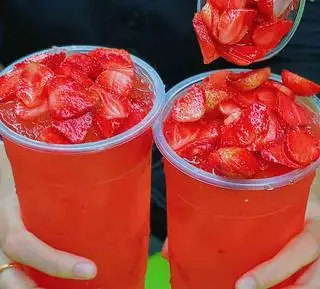 Hình ảnh Trà dâu ly lớn