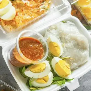 Hình ảnh Bánh Tráng Chấm Sốt Đặc Biệt ( Kèm 5 Trứng Cút )
