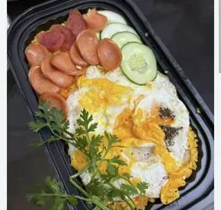 Hình ảnh Cơm Chiên xúc xích, trứng 