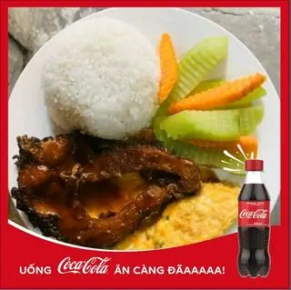 Hình ảnh Cơm cá trắm sốt tiêu đen + Coca