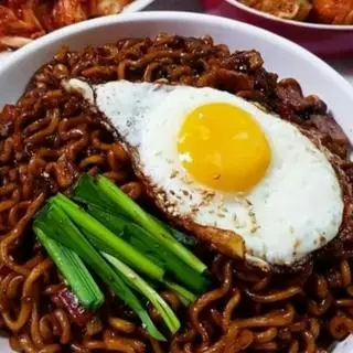 Hình ảnh Mỳ Tương Đen + Trứng + Xúc Xích