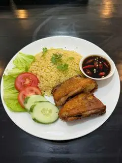 Hình ảnh cơm gà xối mỡ má đùi 
