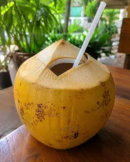 Hình ảnh Nước dừa xiêm trong trái dừa