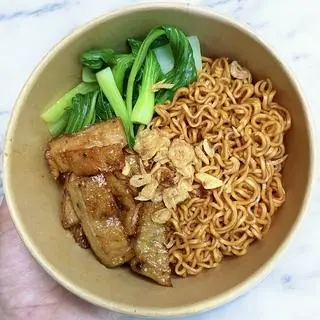 Hình ảnh Mì trộn chả cá sốt mắm tỏi
