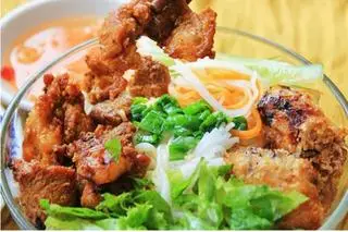 Hình ảnh Bún trộn thịt nướng
