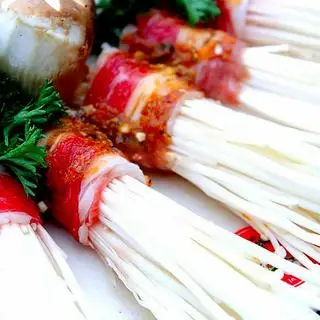 Hình ảnh Ba chỉ bò cuốn nấm nướng