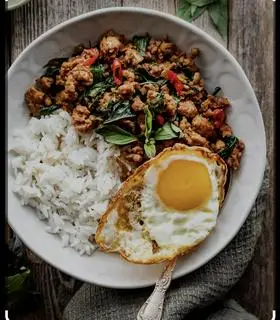 Hình ảnh Cơm Gà lá Quế sốt Thái cay - Opla & Súp