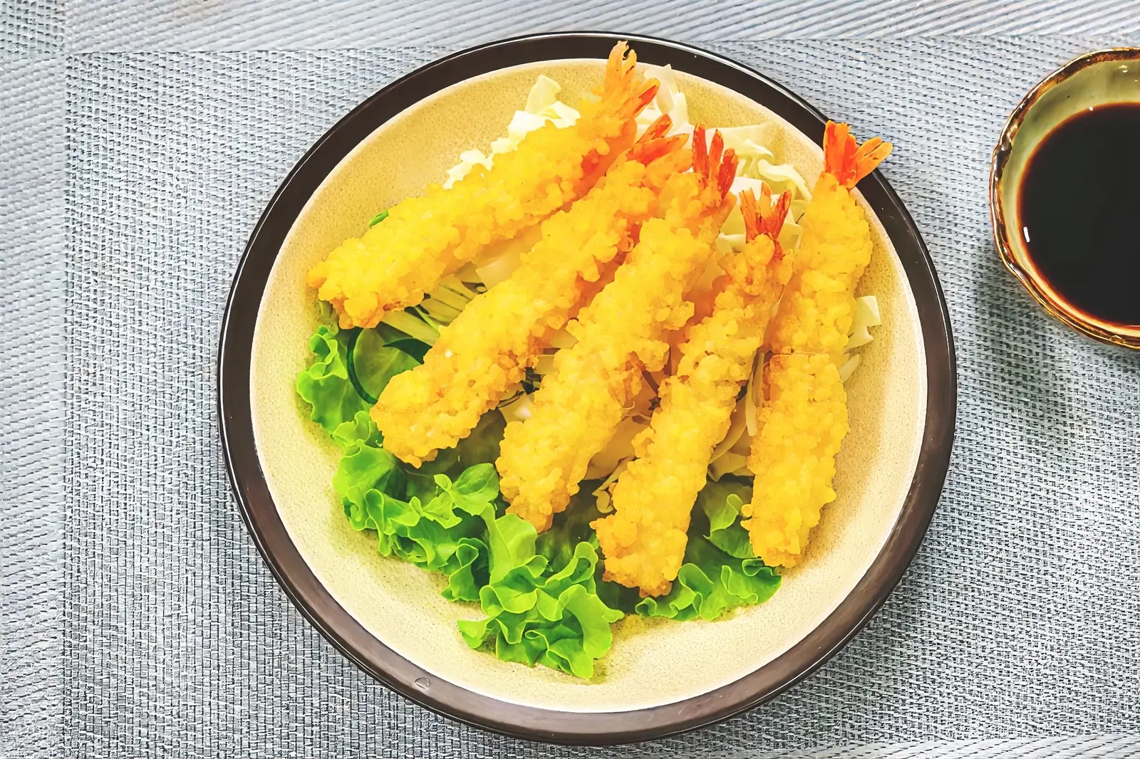 Hình ảnh cơm + tôm chiên xù + tương xí muội