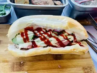 Hình ảnh Bánh mỳ xúc xích - bơ - pate
