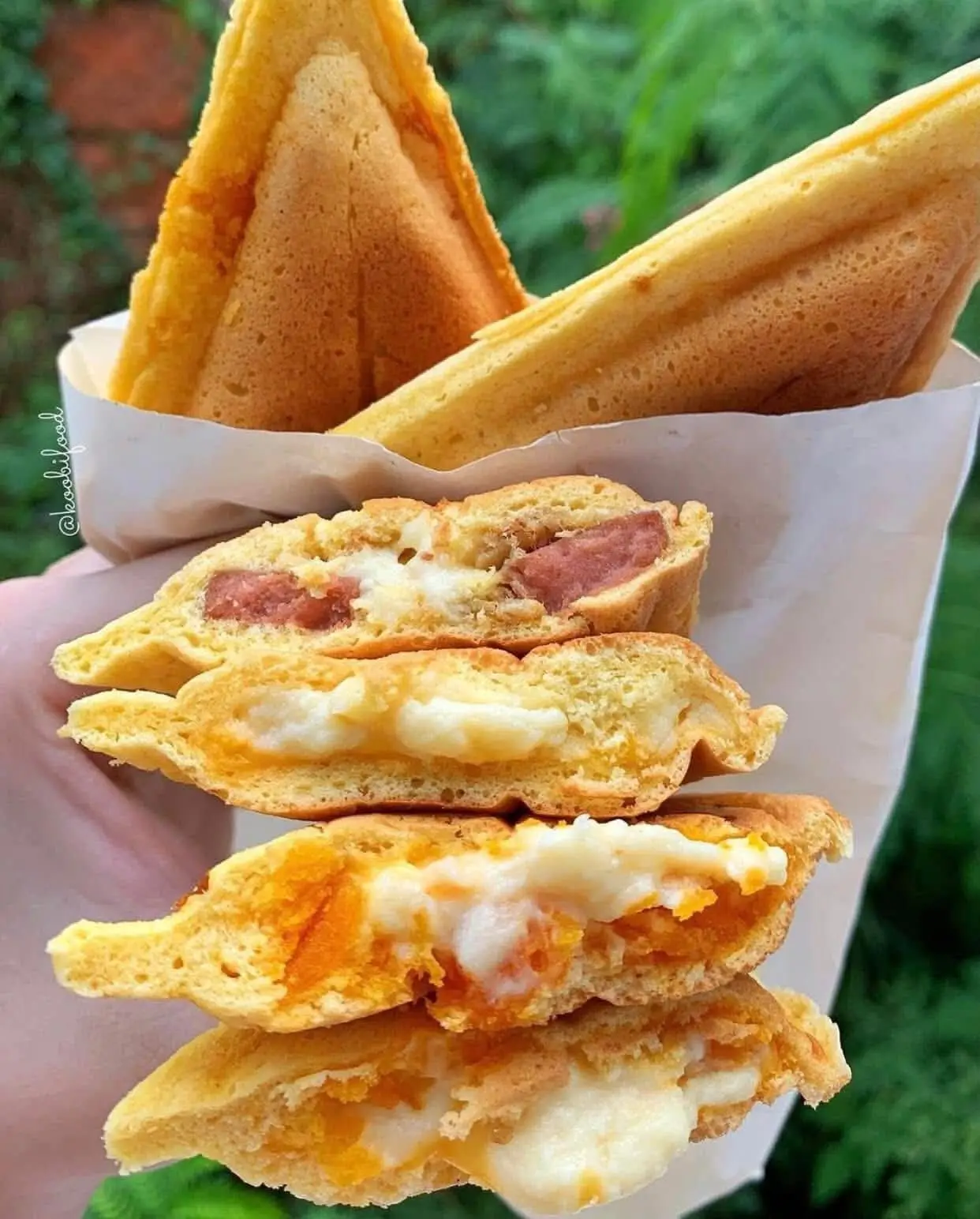 Hình ảnh 2 hot dog xúc xích 