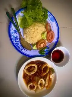 Hình ảnh Cơm Mực Xào Sa Tế Thơm Nồng