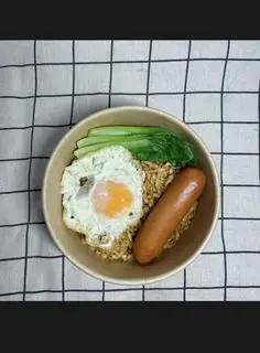 Hình ảnh Mì trộn ốp la - xúc xích