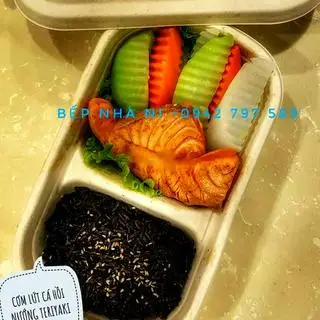 Hình ảnh Cơm lứt cá hồi áp chảo sốt chanh leo