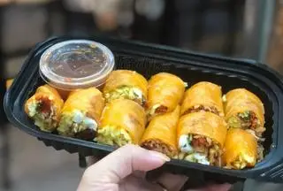 Hình ảnh bánh tráng cuốn sốt me