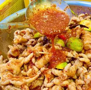 Hình ảnh Chân gà sốt chua ngọt trộn xoài 