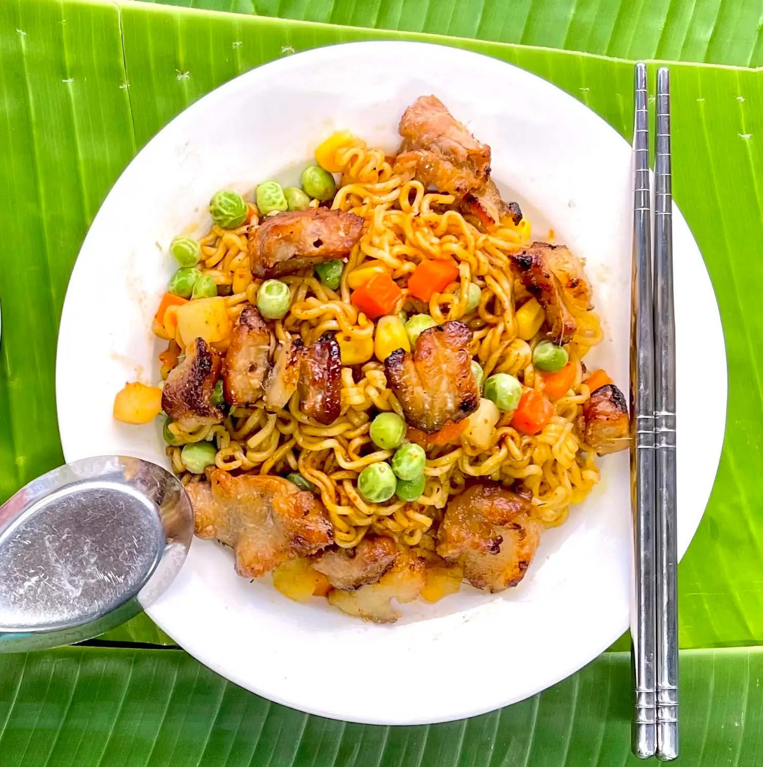 Hình ảnh Mì trộn thịt xiên nướng than hoa