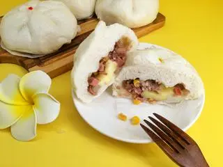 Hình ảnh Bò Ngô Xúc Xích Phomai - Bánh Bao Habi