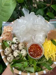 Hình ảnh Bánh tráng chấm sốt tắc muối sặc