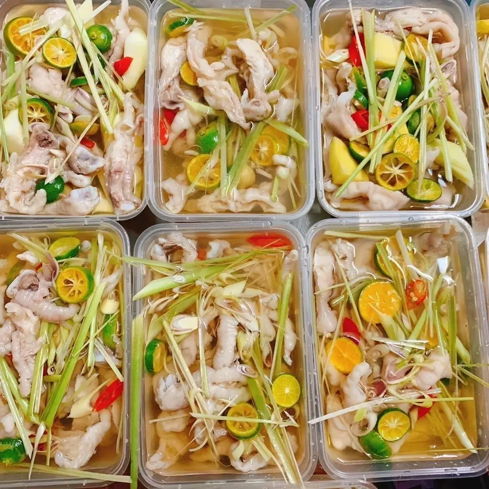 Hình ảnh Chân Gà Rút Xương Ngâm Sả Tắc Lớn+Sốt Chấm