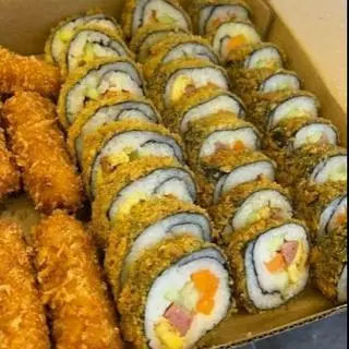 Hình ảnh 2 kimbap chiên 