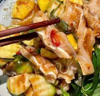 Hình ảnh Tai heo sốt chua ngọt trộn cóc