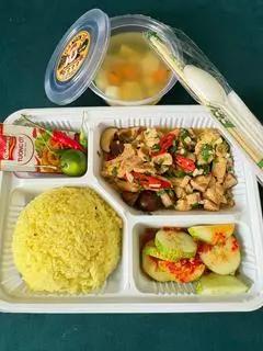 Hình ảnh Cơm gà xào nấm đông cô