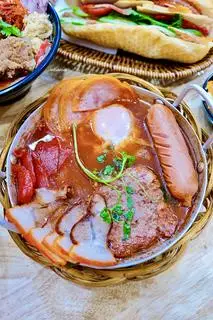 Hình ảnh Bánh Mì Chảo Đầy Đủ