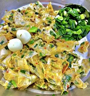 Hình ảnh Bánh tráng trộn mỡ hành - 2 cút lòng đào