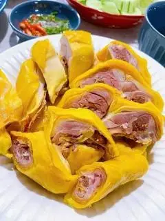 Hình ảnh 1/2 CON GÀ Ủ MUỐI + sốt chấm 