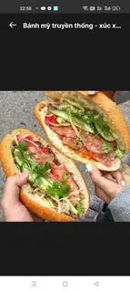 Hình ảnh Bánh mỳ truyền thống xúc xích đỏ