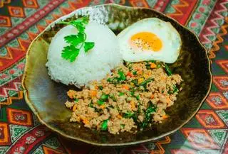 Hình ảnh cơm heo xào lá hương nhu