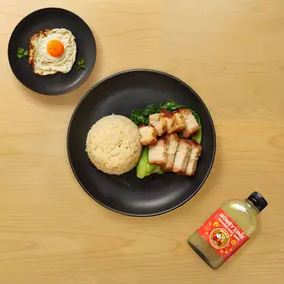 Hình ảnh Combo 1 Người Cơm Heo Quay + Trứng ốp la + Nước – Tiết kiệm 43k - Roasted Pork Belly Rice + Fried Egg + Drink