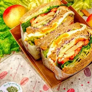 Hình ảnh Bánh mì đen nguyên cám kẹp ức gà nướng teriyaki