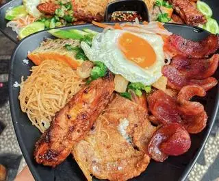 Hình ảnh Cơm tấm sườn đặc biệt đầy đủ