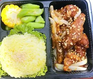 Hình ảnh cơm cánh gà sốt mắm tỏi