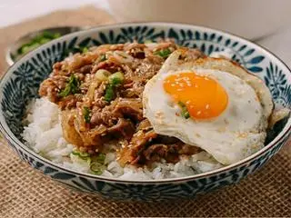 Hình ảnh CƠM THỊT BÒ XÀO+TRỨNG ỐP LA 