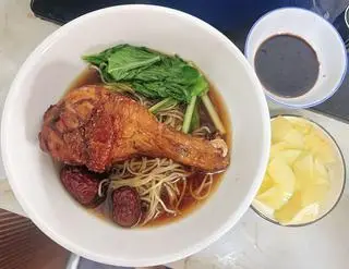 Hình ảnh Mì Gà Tiềm Đùi Gà Hầm Mềm